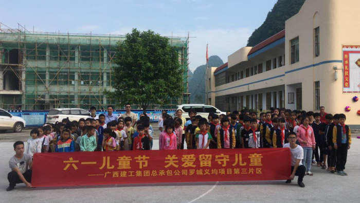 3与八联幼学的学生们合影留想。马国敏 摄700.png