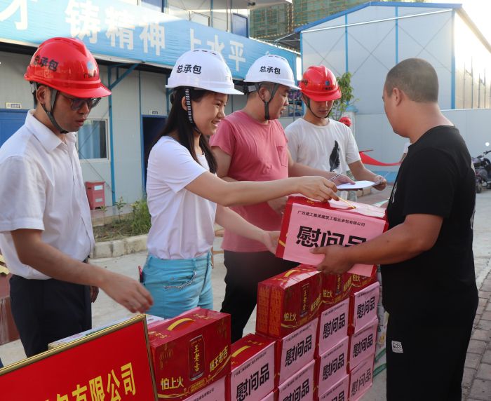 发放慰问品。 杨俊峰 摄.jpg