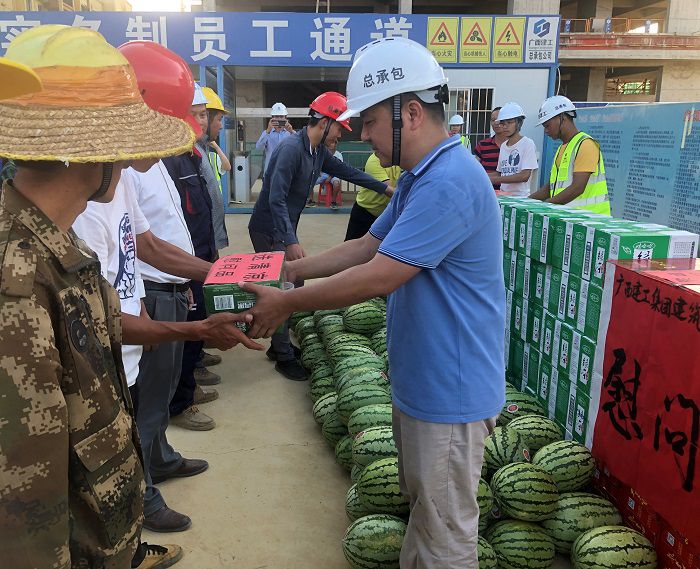 发放清冷物资。卢瑞阳 摄.JPG