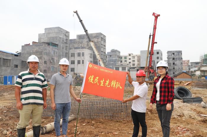 5.1授旗现场。侯健杰 摄 (2)700.JPG