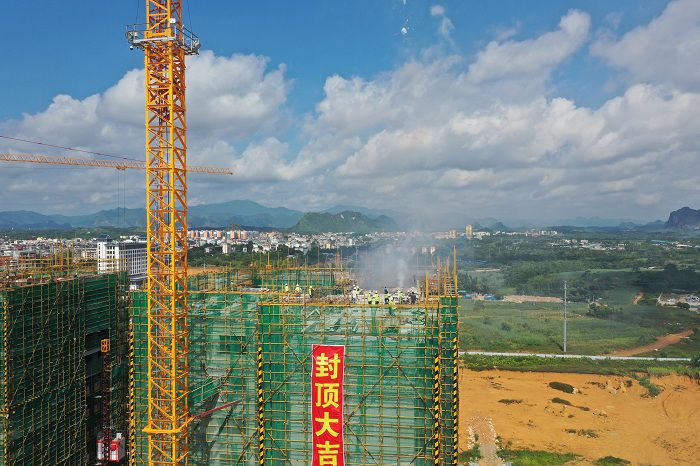 封顶照片。卢瑞阳 摄.JPG