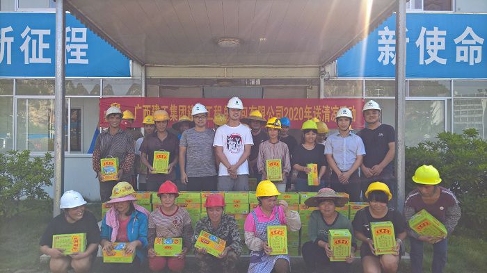 河池高中项目部慰问现场。 刘华山 摄.jpg