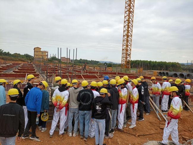 学生观摩进建现场。龙兆开 摄.jpg