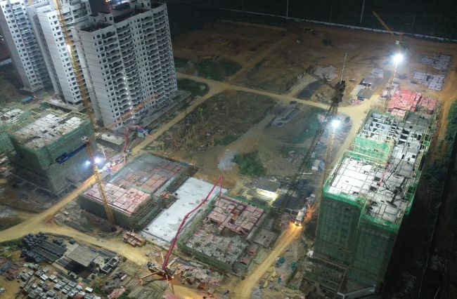 A地块夜间多个楼栋同时浇筑混凝土。卢瑞阳 摄.jpg