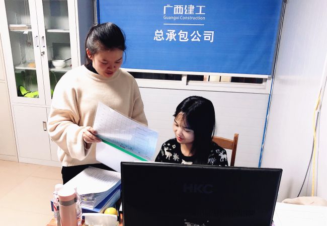 内业工作组加班加点力杏装当日事当日毕”；瓶『 摄.jpg
