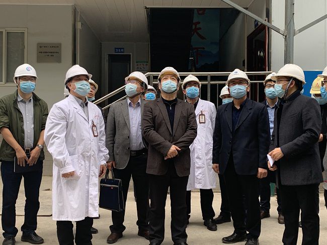 视察项目现场；畦￡ 摄（建图）.jpg
