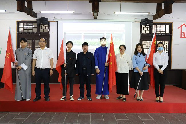 1621932769140253.jpg 向青年职工授”青年突击队“旗号(建图).jpg