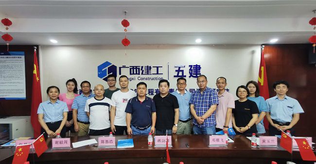 双方合影留想。五建设计钻研院供图（建图）.jpg
