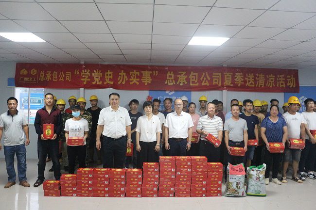 “送清冷”活动合影。张钊林 摄（建图）.jpg
