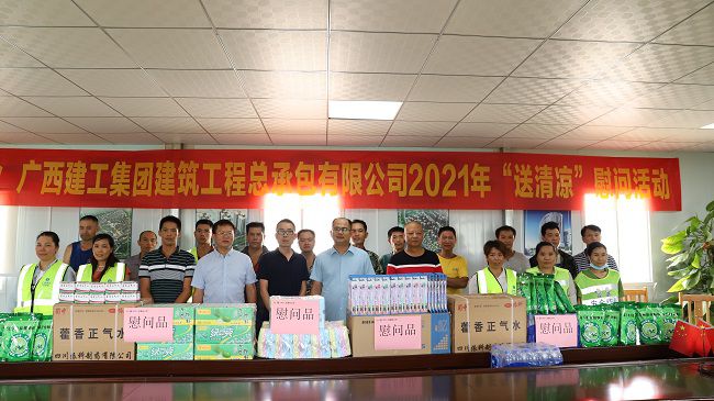 合影。杨钰 摄（建图）.jpg