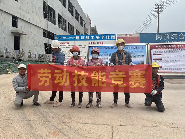 表墙涂料组合影。廖之锭 摄（建图）.jpg