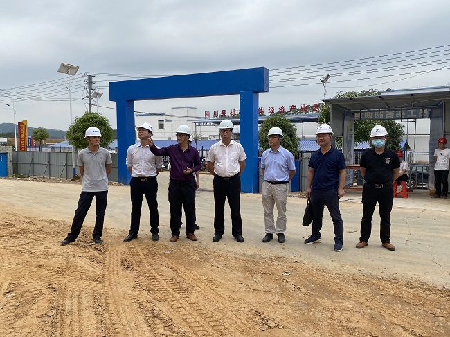 蔡桂全（右四）在项目查抄。廖益通 摄（建图）.jpg