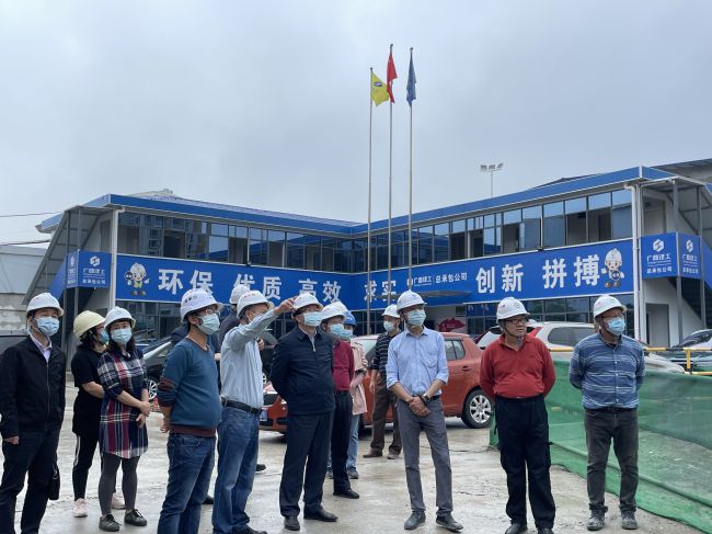 视察项目进度。梁观德 摄（建图）.jpg
