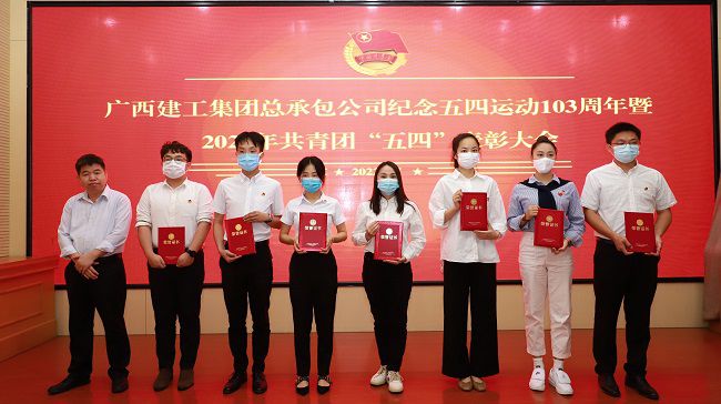 赞美优良团干。 李立云 摄（建图）.jpg