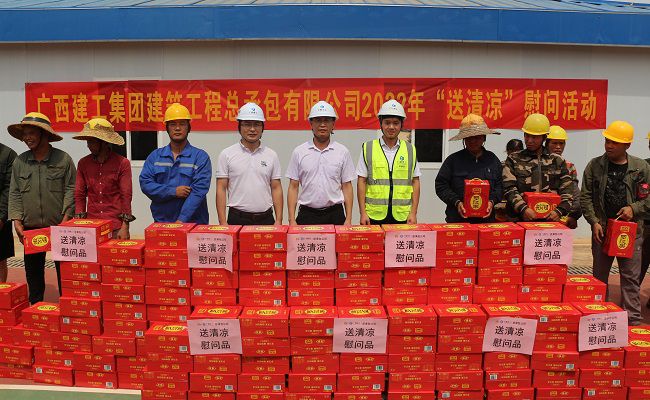 与农名工代表合影留想。张钊林 摄（建图）.jpg