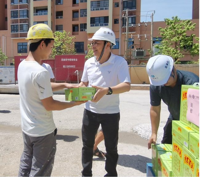 发放慰问品。潘文君 摄（建图）.jpg