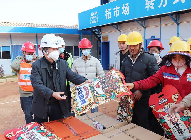 发放慰问品。周煜川 摄（建图）.jpg