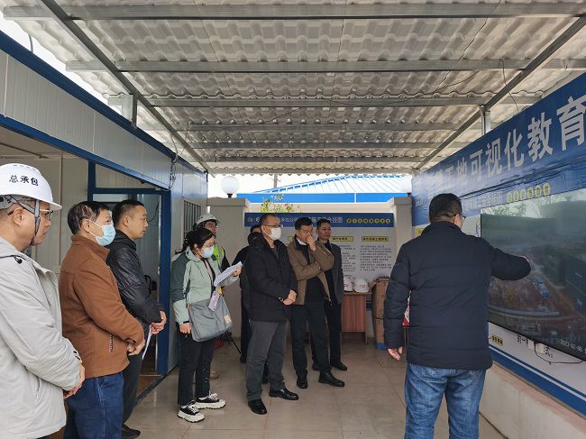 听取项目情况汇报。彭强 摄（建图）.jpg