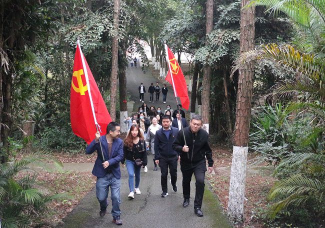 徒步走。张钊林 摄（建图）.jpg