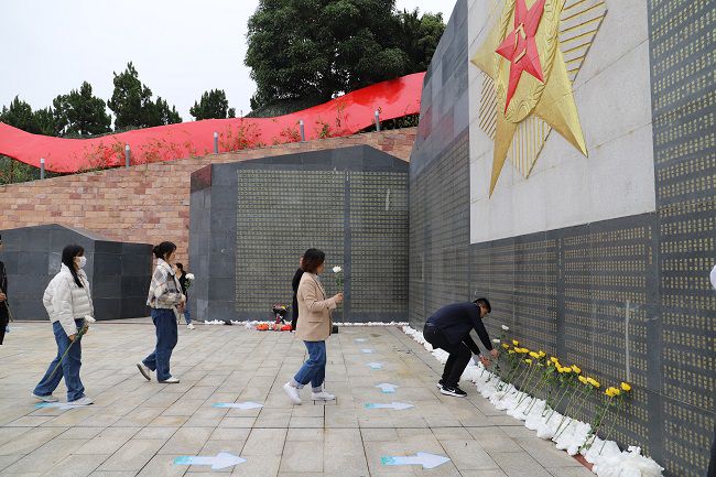 献花。张钊林  摄（建图） (2).jpg