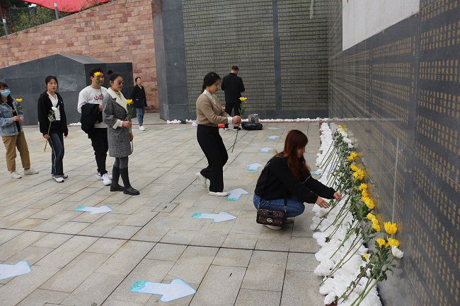 献花。张钊林  摄（建图）.jpg