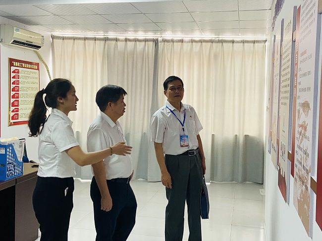 参观党员活动室。卢丽君 摄（建图）.jpg
