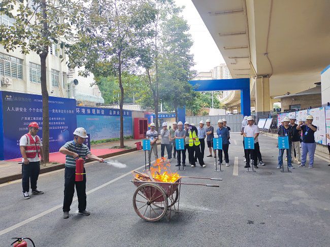 梅锦辉示芳火器操作；票ι 摄（建图）.jpg