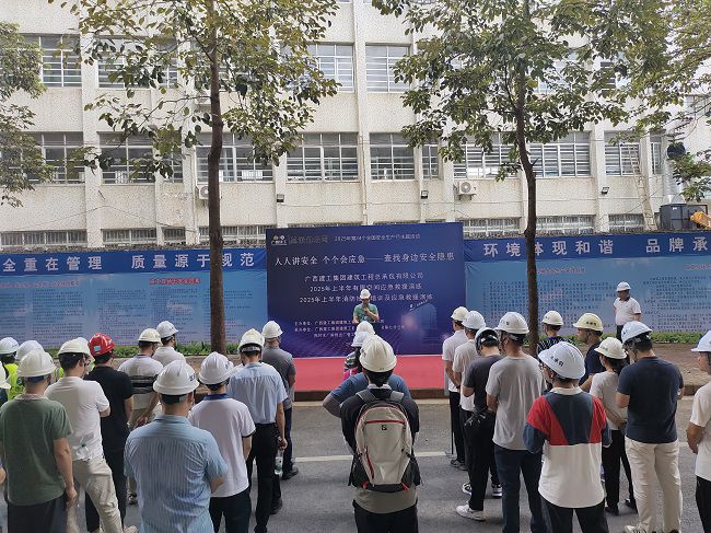 莫志元做演练带头和颁发演练起头；票ι 摄（建图）.jpg