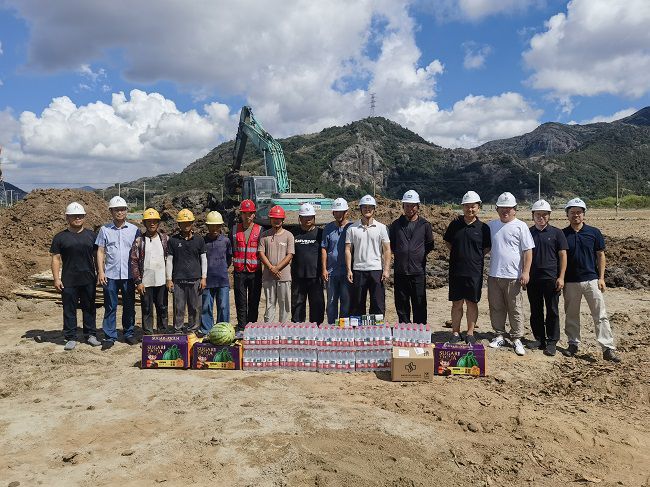 1756283639137658.jpg 慰问活动合影(建图).jpg