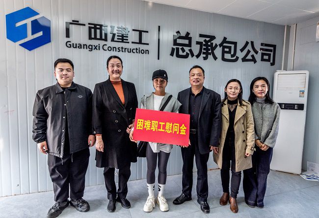 慰问难题职工蓝丽丽。郭奎君摄（建图0）.jpg